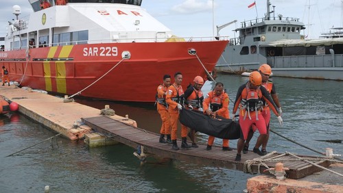 Tim SAR Bali mengevakuasi korban luka Kapal Motor Linggar Petak 89 yang tenggelam setibanya di Pelabuhan Benoa, Denpasar, Bali, Kamis (2/3/2023). Kapal pencari ikan yang tenggelam akibat cuaca ekstrem di perairan Samudera Hindia pada Selasa (28/2) tersebut menyebabkan satu orang ABK meninggal dunia, lima orang Nakhoda/ABK selamat dan sembilan orang ABK lainnya yang hilang masih dalam pencarian. ANTARA FOTO/Nyoman Hendra Wibowo/hp.