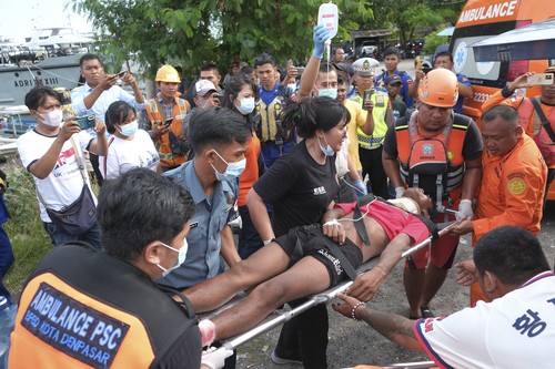 Tim SAR Bali mengevakuasi korban luka Kapal Motor Linggar Petak 89 yang tenggelam setibanya di Pelabuhan Benoa, Denpasar, Bali, Kamis (2/3/2023). Kapal pencari ikan yang tenggelam akibat cuaca ekstrem di perairan Samudera Hindia pada Selasa (28/2) tersebut menyebabkan satu orang ABK meninggal dunia, lima orang Nakhoda/ABK selamat dan sembilan orang ABK lainnya yang hilang masih dalam pencarian. ANTARA FOTO/Nyoman Hendra Wibowo/hp.
