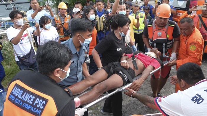 Momen Evakuasi 6 ABK KM Linggar Petak 89 yang Tenggelam Tim SAR Bali mengevakuasi korban luka Kapal Motor Linggar Petak 89 yang tenggelam setibanya di Pelabuhan Benoa, Denpasar, Bali, Kamis (2/3/2023). Kapal pencari ikan yang tenggelam akibat cuaca ekstrem di perairan Samudera Hindia pada Selasa (28/2) tersebut menyebabkan satu orang ABK meninggal dunia, lima orang Nakhoda/ABK selamat dan sembilan orang ABK lainnya yang hilang masih dalam pencarian. ANTARA FOTO/Nyoman Hendra Wibowo/hp.