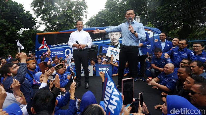 Anies Baswedan disambut Agus Harimurti Yudhoyono saat mendatangi DPP Demokrat, Kamis (3/3/2023), Sebelum melakukan pertemuan, keduanya juga kompak menyapa kader Demokrat.