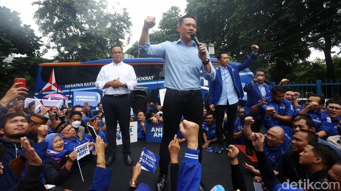 Momen Kompak Anies-AHY di Markas Demokrat Anies Baswedan disambut Agus Harimurti Yudhoyono saat mendatangi DPP Demokrat, Kamis (3/3/2023), Sebelum melakukan pertemuan, keduanya juga kompak menyapa kader Demokrat.