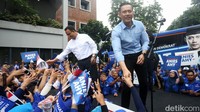 Eks Gubernur DKI Jakarta itu mengapresiasi kemeriahan kader Demokrat yang menyambutnya saat tiba di Kantor DPP Demokrat.