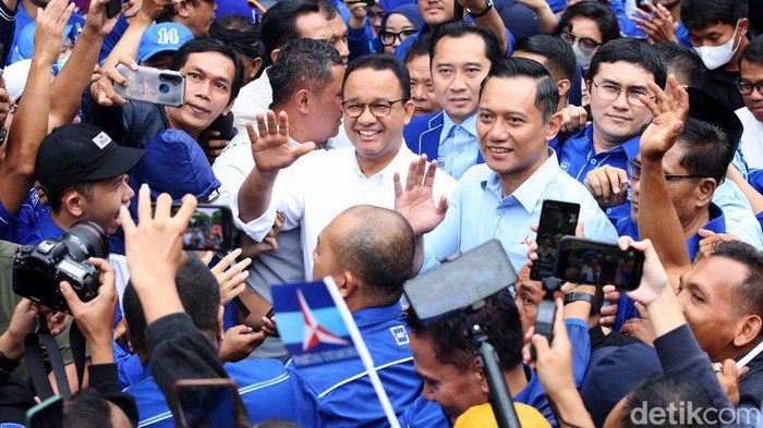 Anies Baswedan disambut Agus Harimurti Yudhoyono saat mendatangi DPP Demokrat, Kamis (3/3/2023), Sebelum melakukan pertemuan, keduanya juga kompak menyapa kader Demokrat.
