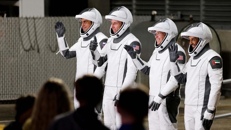 SpaceX kembali meluncurkan roket Falcon 9 yang dilengkapi dengan kapsul Crew Dragon. Roket ini membawa empat kru ke Stasiun Luar Angkasa Internasional (ISS).