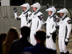 Momen SpaceX Terbangkan 4 Kru ke Stasiun Luar Angkasa Internasional