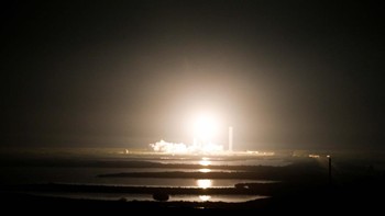 Dilansir dari Reuters, Kamis (2/3/2023), armada peluncuran SpaceX, yang terdiri dari roket Falcon 9 yang dilengkapi dengan kapsul Crew Dragon yang dioperasikan secara otonom yang disebut Endeavour  dari Pusat Antariksa Kennedy NASA di Cape Canaveral, Florida.