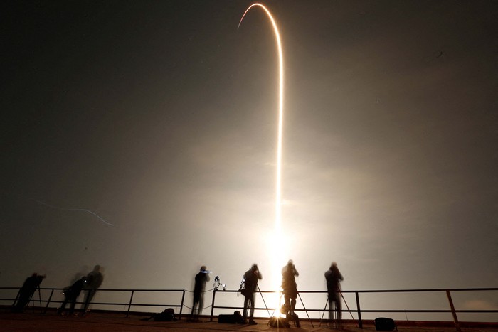 SpaceX kembali meluncurkan roket Falcon 9 yang dilengkapi dengan kapsul Crew Dragon. Roket ini membawa empat kru ke Stasiun Luar Angkasa Internasional (ISS).