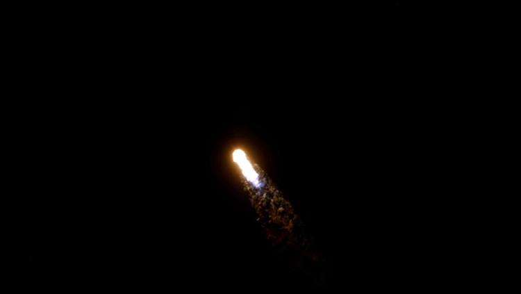 SpaceX kembali meluncurkan roket Falcon 9 yang dilengkapi dengan kapsul Crew Dragon. Roket ini membawa empat kru ke Stasiun Luar Angkasa Internasional (ISS).