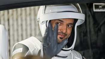 Awak ISS terbaru dipimpin oleh komandan misi Stephen Bowen (59), mantan perwira kapal selam Angkatan Laut Amerika Serikat (AS) yang telah menghabiskan lebih dari 40 hari di orbit sebagai veteran tiga penerbangan pesawat ulang-alik dan tujuh kali perjalanan antariksa. Rekan sesama astronot NASA, Warren Woody Hoburg (37) dan seorang insinyur dan penerbang komersial yang ditunjuk sebagai pilot Crew-6, melakukan penerbangan antariksa pertamanya. Adapun, astronot UEA Sultan Alneyadi (41) orang AS kedua yang terbang ke luar angkasa.