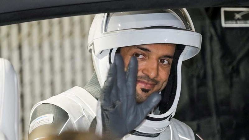 SpaceX kembali meluncurkan roket Falcon 9 yang dilengkapi dengan kapsul Crew Dragon. Roket ini membawa empat kru ke Stasiun Luar Angkasa Internasional (ISS).