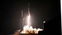 SpaceX kembali meluncurkan roket Falcon 9 yang dilengkapi dengan kapsul Crew Dragon. Roket ini membawa empat kru ke Stasiun Luar Angkasa Internasional (ISS).