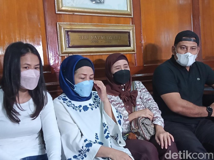 para pemain Bajaj Bajuri jenguk Nani Wijaya.