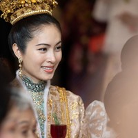 Ilmuwan yang disebut-sebut sebagai transgender tercantik di dunia ini hanya memakai makeup tipis yang menonjolkan kecantikan wajahnya. Foto: Instagram/@bazaarthailand