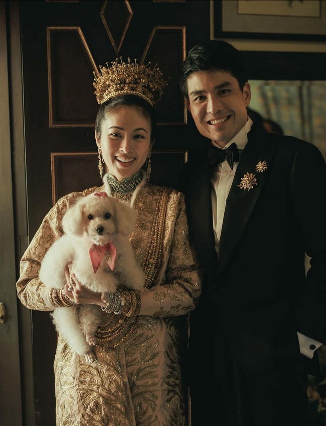 Pernikahan Nong Poy dan crazy rich Thailand Oak Phakwa digelar di Phuket, Thailand. Dia pun membagikan momen bahagianya kepada netizen. Foto: Instagram/@bazaarthailand