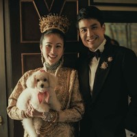 Pernikahan Nong Poy dan crazy rich Thailand Oak Phakwa digelar di Phuket, Thailand. Dia pun membagikan momen bahagianya kepada netizen. Foto: Instagram/@bazaarthailand