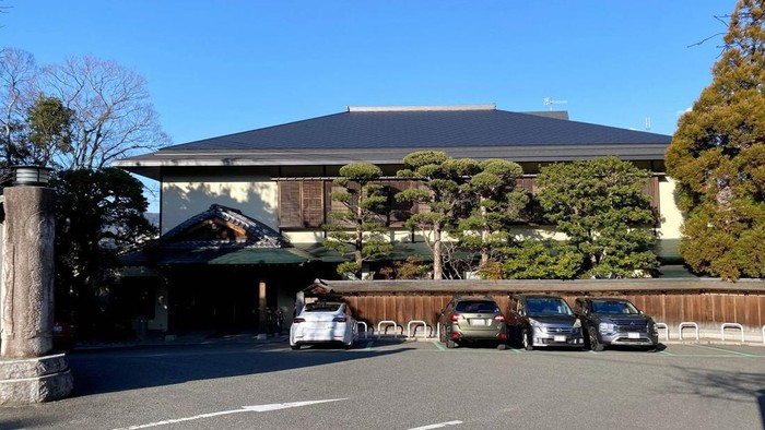Pemandian onsen yang satu ini lagi bikin heboh di Jepang, karena setahun ketahuan ganti air cuma 2 kali. Onsen d