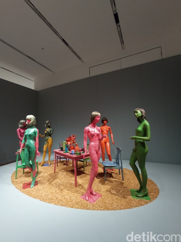 Manekin ini jadi salah satu mahakarya Yayoi Kusama. Semua tubuh manekin dicat dengan motif polkadot dengan lantai bertabur pasta. Pastanya juga bukan sembarang pasta, dibuat khusus tanpa gula, sehingga tidak mengundang mahkluk hidup seperti serangga. (bonauli/detikcom) Manekin ini jadi salah satu mahakarya Yayoi Kusama. Semua tubuh manekin dicat dengan motif polkadot dengan lantai bertabur pasta. Pastanya juga bukan sembarang pasta, dibuat khusus tanpa gula, sehingga tidak mengundang mahkluk hidup seperti serangga. (bonauli/detikcom)