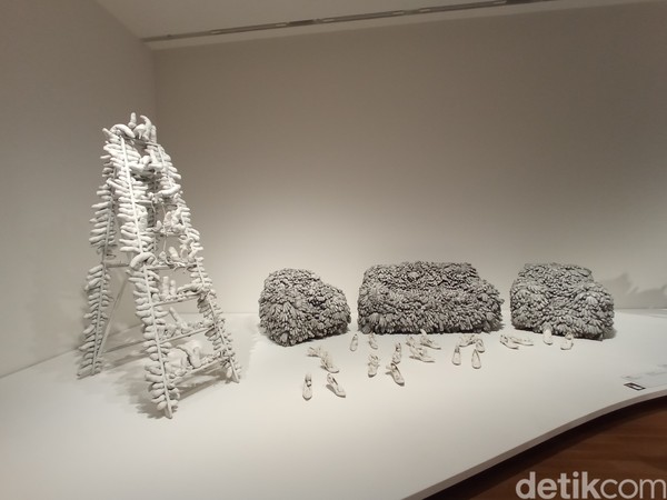 Seperti yang diketahui, Kusama memiliki mental health issue yang kerap membuatnya depresi. Kegelapan hatinya juga ditunjukkan dalam ruang Force of Life dan Death. (bonauli/detikcom) Seperti yang diketahui, Kusama memiliki mental health issue yang kerap membuatnya depresi. Kegelapan hatinya juga ditunjukkan dalam ruang Force of Life dan Death. (bonauli/detikcom)