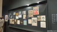 Guntingan artikel tentang betapa kontroversialnya Kusama ditempelkan di sana. (bonauli/detikcom)