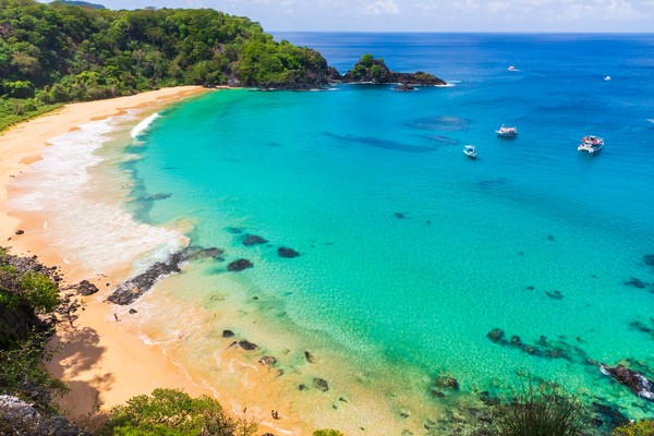 Pantai Baia do Sancho, Fernando de Noronha, Brasil menjadi juara pantai terbaik di dunia atau paling top versi Tripadvisor (Foto: Getty Images/iStockphoto/Reuber Duarte)