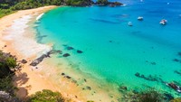 Pantai Baia do Sancho, Fernando de Noronha, Brasil menjadi juara pantai terbaik di dunia atau paling top versi Tripadvisor (Foto: Getty Images/iStockphoto/Reuber Duarte)