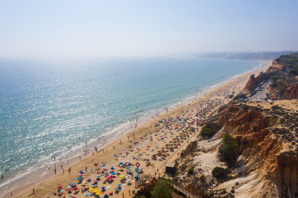 Posisi ke-6. Praia da Falesia, Olhos de Agua, Portugal (Foto: Getty Images/Mystockimages)