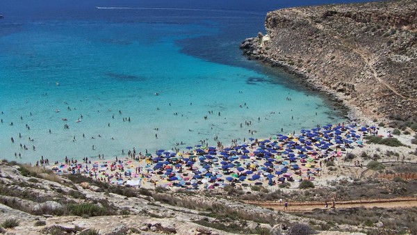 Pantai Spiaggia dei Conigli, Lampedusa, Kepulauan Sisilia di posisi ke-8 (Foto: Getty Images/iStockphoto/gandolfocannatella )