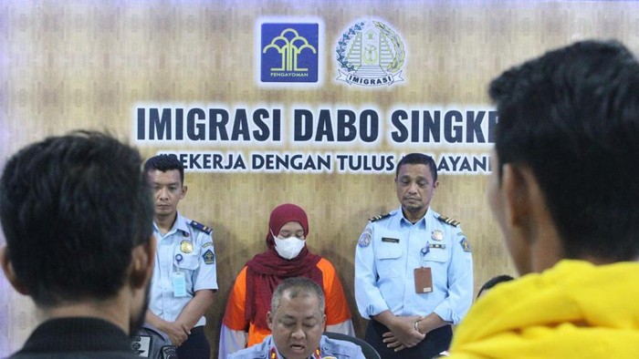 Imigrasi Kelas II Non TPI Dabo Singkep mendeportasi WN Thailand bernama Sitifatimoh Dusu karena melebihi masa tinggal di Indonesia.(Dok Imigrasi)