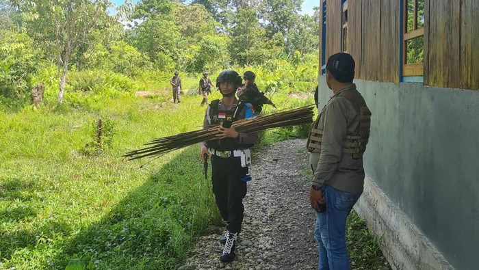 Polisi melakukan olah tempat kejadian perkara (TKP) di lokasi penembakan Dandim 1715/Yahukimo Letkol Johanis Victorianus Tethool dan 3 anggotanya oleh kelompok kriminal bersenjata (KKB) di Yahukimo, Papua Pegunungan.