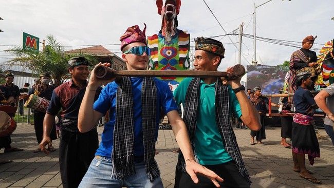 Pebalap WSBK ikut festival budaya di Lombok.