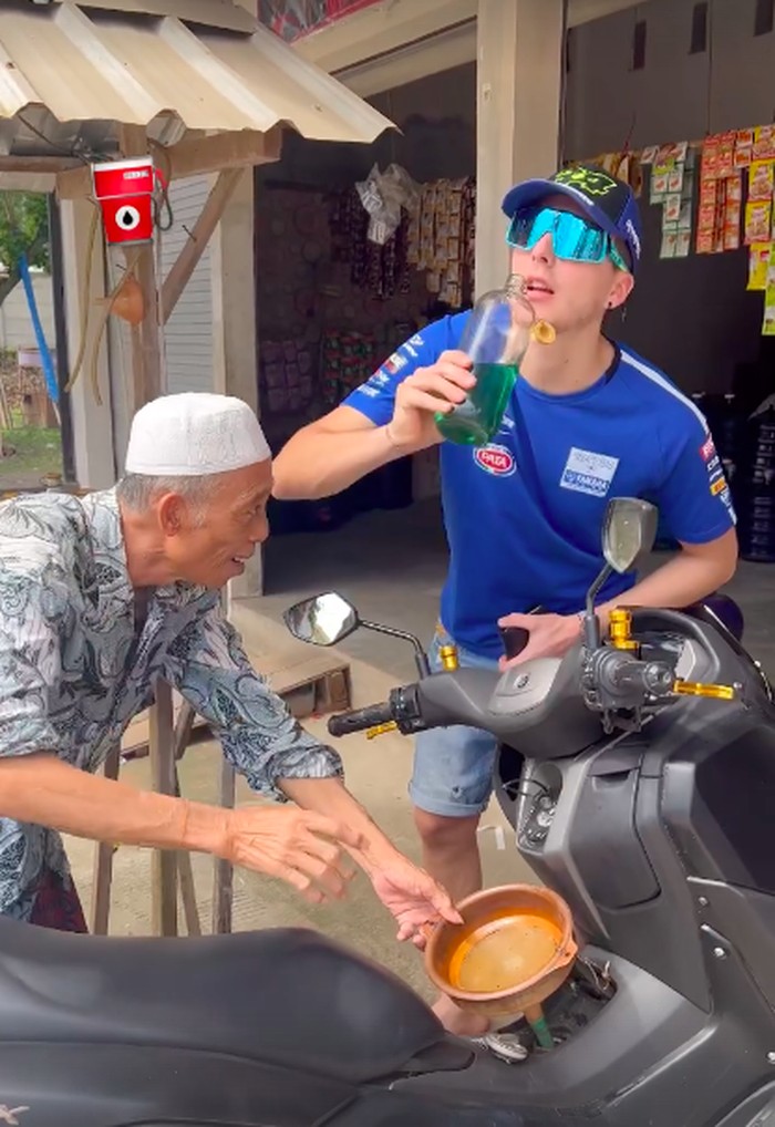 Pebalap WSBK isi bensin eceran