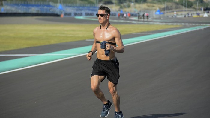 Pebalap WSBK Mulai Sesi Pengenalan Lintasan Sirkuit MandalikaLIRIZATION WSBK MANDALIKA 2023 Pebalap GYTR GRT Yamaha WorldSBK Team Dominique Aegerter berlari di lintasan saat mengikuti sesi pengenalan lintasan (track familirization) di Pertamina Mandalika International Street Circuit, KEK Mandalika, Desa Kuta, Kecamatan Pujut, Praya, Lombok Tengah, NTB, Kamis (2/3/2023). Balapan WSBK seri kedua di sirkuit Mandalika akan dimulai pada Jumat (3/3) hingga Minggu (5/3) dan selain menggelar balapan World Superbike (WSBK) Mandalika seri kedua juga menggelar balapan kelas World Supersport (WSSP) dan Mandalika Series.ANTARA FOTO/Ahmad Subaidi/hp.