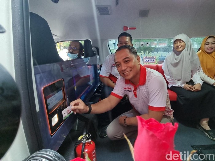 Peluncuran angkutan feeder Wira Wiri Suraboyo di Gedung Siola Surabaya.