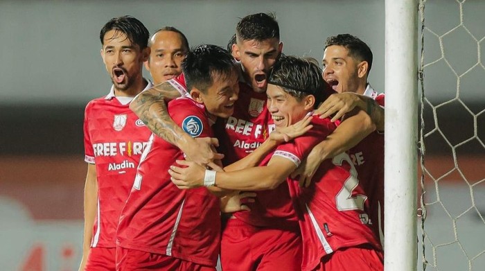 Pemain Persis Solo selebrasi merayakan gol di pertandingan Liga 1 2022/2023.
