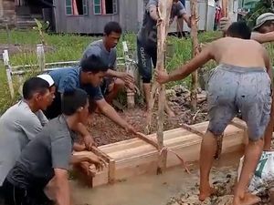 Aneh tapi Nyata! Pemakaman Warga di Liang Lahad Penuh Air