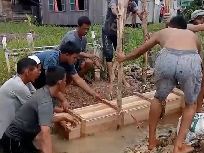 Pemakaman di Hulu Sungai Selatan (HSS), Kalimantan Selatan, dilakukan saat galian terendam banjir. Camat setempat menceritakan fakta di balik video tersebut.