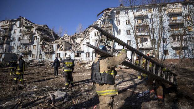 Pemandangan situs saat upaya pencarian dan penyelamatan berlanjut di puing-puing bangunan setelah serangan rudal pasukan Rusia, pada 02 Maret 2023 di Zaporizhzhia, Ukraina. Sedikitnya empat orang tewas dan delapan lainnya luka-luka dalam serangan rudal di wilayah tenggara Zaporizhzhia, Ukraina, Kamis pagi. Sebuah roket yang ditembakkan oleh militer Rusia menghantam gedung berlantai lima, kata Kepolisian Nasional Ukraina dalam sebuah pernyataan. (Mustafa Ciftci/Anadolu Agency via Getty Images)