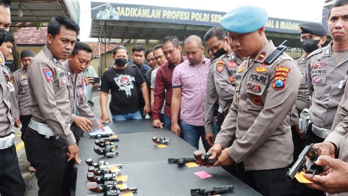 Pemeriksaan senpi personel Polres Mojokerto