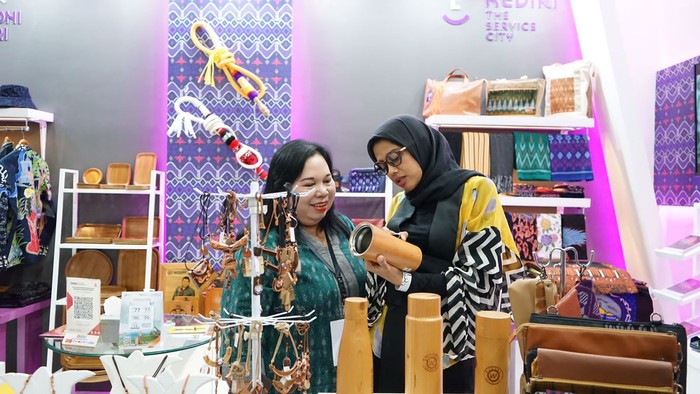 Pemkot Kediri mengikuti pameran kerajinan tangan INACRAFT 2023.