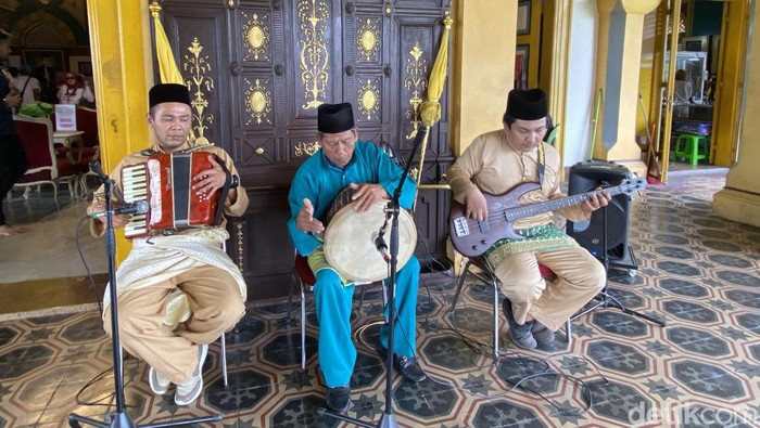 Penampilan Musik Sirkombo di Istana Maimun Medan. (Maryam Mazaya/detikSumut)