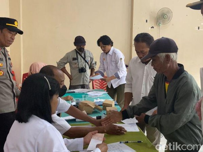 Pengamen topeng monyet Desa Kertosari, Madiun saat menerima uang pembinaan alih profesi.