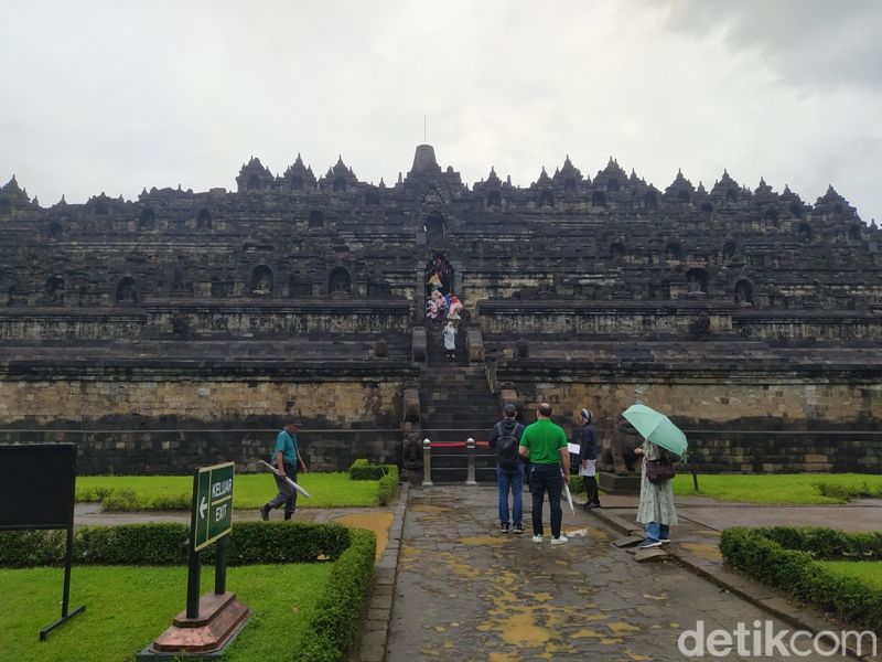 Pengunjung diperbolehkan naik ke Candi Borobudur, Kamis (2/3/2023).