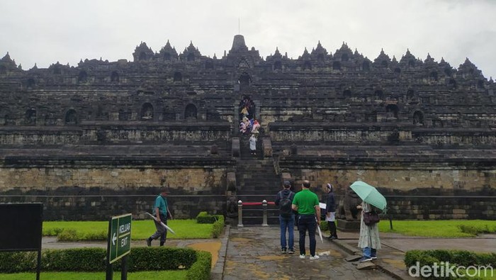 Pengunjung diperbolehkan naik ke Candi Borobudur, Kamis (2/3/2023).