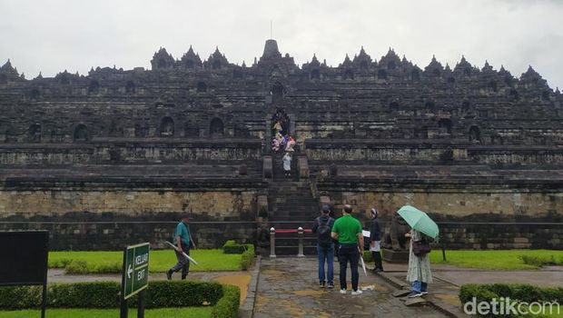 Pengunjung diperbolehkan naik ke Candi Borobudur, Kamis (2/3/2023).