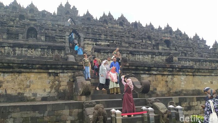 Pengunjung diperbolehkan naik ke Candi Borobudur, Kamis (2/3/2023).
