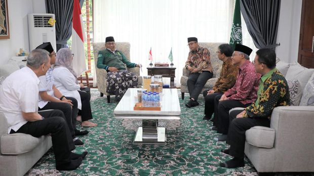 Pertemuan yang dilakukan oleh Dirjen Pajak dengan PBNU merupakan pertemuan rutin bersifat silaturahmi.  Sebagaimana dilakukan tahun lalu, Dirjen Pajak juga bersilaturahmi ke berbagai Tokoh masyarakat dan organisasi keagamaan. (Dok. Dirjen Pajak)