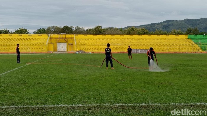 Petugas Damkar Parepare turut membantu pembenahan lapangan Stadion Gelora BJ Habibie, Parepare.