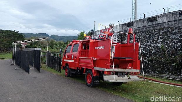 Petugas Damkar Parepare turut membantu pembenahan lapangan Stadion Gelora BJ Habibie, Parepare.