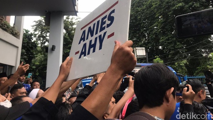 Poster Anies-AHY di kantor DPP Demokrat, Kamis (2/3/2023). (Dwi Rahmawati/detikcom)