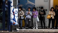 Orang-orang menunggu trem di Hong Kong. Seperti diketahui, Hong Kong selama ini menjadi salah satu negara paling ketat soal pemakaian masker. Orang yang ketahuan tidak memakai masker di dalam maupun luar ruangan bisa didenda 5.000 dolar Hong Kong atau sekitar Rp 9,7 juta.